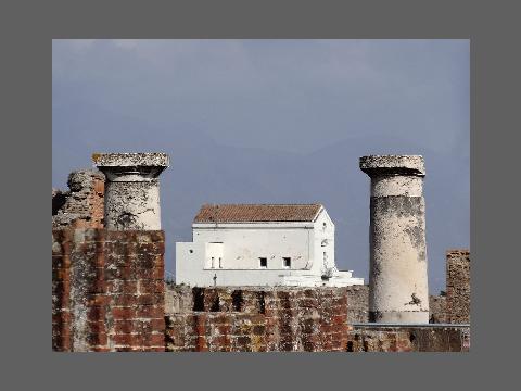 "Maison aux colonnes", photo avec contiguïté équivoque.