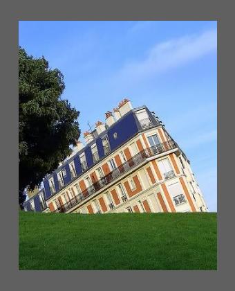 Photo de Montmartre, "mmeuble sombrant", 1.