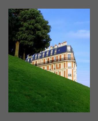 Photo de Montmartre, "Immeuble sombrant", 2.