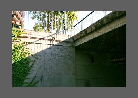 "Ombre portée d'une barrière sur un mur", photo ﾈ alignement équivoque