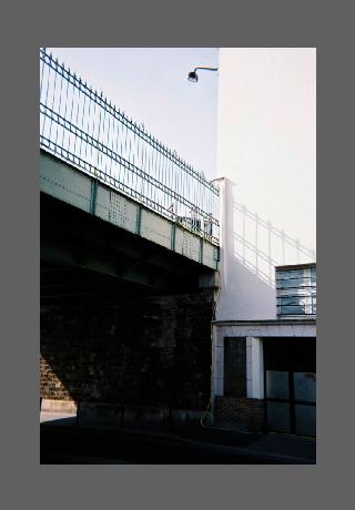 "Ombre portée d'une barrière alignﾎe sur un mur", photo ﾈ alignement équivoque