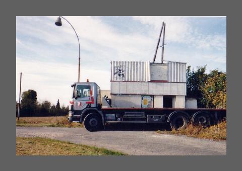 "La maison sur le camion", photo ﾈ contact ﾎquivoque.