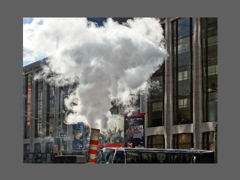 "Fumée et nuage", photo à contiguïté ambiguë d'éléments informels.