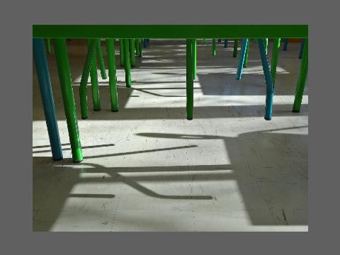 "Tables et chaises", photo aux contiguïtés incertaines.