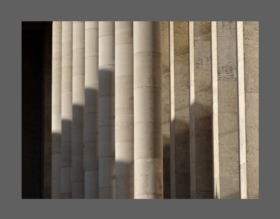 "Colonnes et ombres", l'art des colonnes.