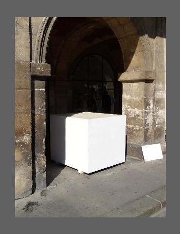 "Cube blanc, 1", photo d'un cube blanc dans la ville.