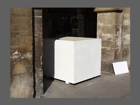 "Cube blanc, 2", photo d'un cube blanc dans la ville.