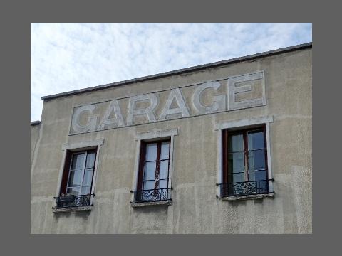 "Garage pour humains", photo à ambiguïté sémantique.