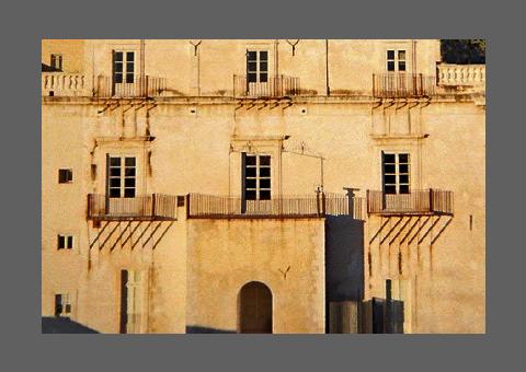 Ombres obliques démesurées des étais des balcons