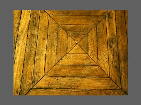 "Pyramide de parquet", photo aux orientations incertaines.