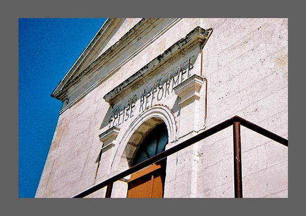 "Eglise Double", photo au texte ambigu