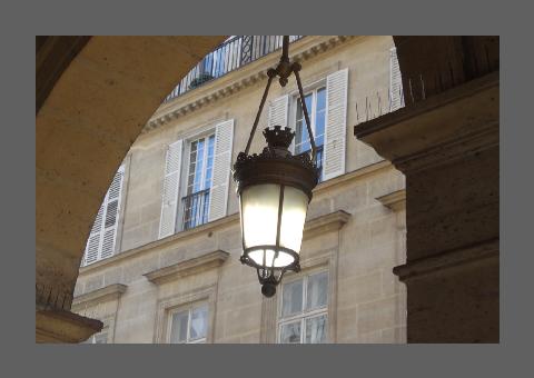 "Lanterne ﾎclairﾎe par la lumiﾏre du soleil", Paris.