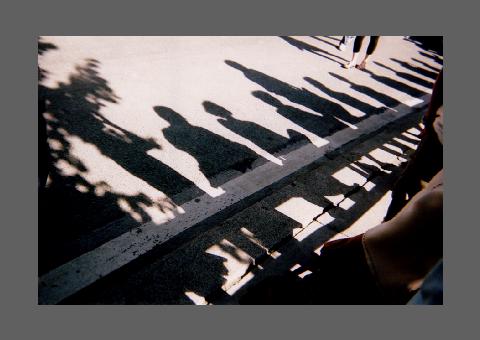 "Quilles", les ombres humaines sont des quilles tombﾎes au sol.