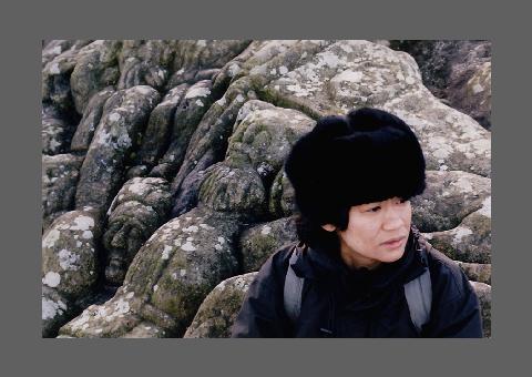 "Saint-Malo, 1", visages cachﾎs dans les rochers.