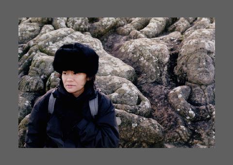 "Saint-Malo, 2", visages cachﾎs dans les rochers.